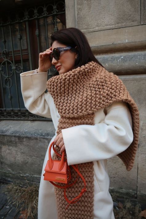 Winter Outfits 2023 – 2024 21 Ideas: Stay Stylish and Cozy Knit Scarf Outfit, How To Wear A Blanket Scarf, Macrame Accessories, Knitting Scarf, Knitted Accessories, Knitwear Inspiration, Fashion Forward Outfits, Ribbed Scarf, Big Scarf