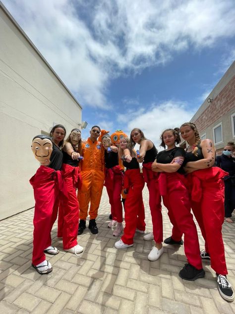 Money Heist Group Costume, Year 12 Costume Ideas, Money Heist Costume, Costume Duo, Money Dress, A Group Of People, Halloween Express, Money Heist, Theme Dress