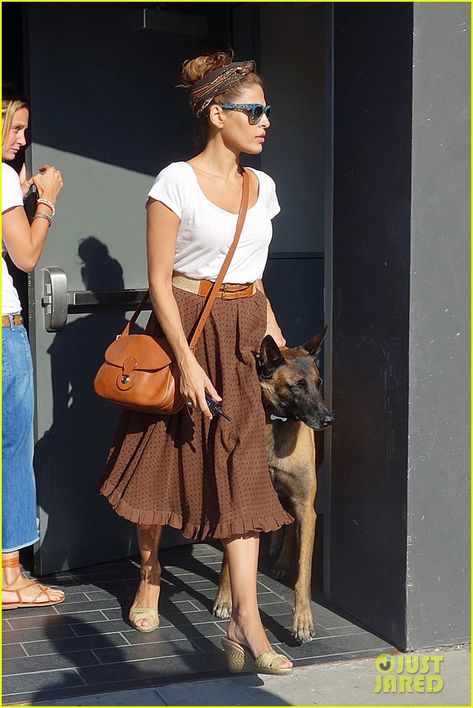 Eva Mendes Hair, Eva Mendes Style, Eva Mendez, Minimal Chic Style, White Fashion Sneakers, Nude Wedges, Thierry Lasry, Eva Mendes, Ralph Lauren Black Label