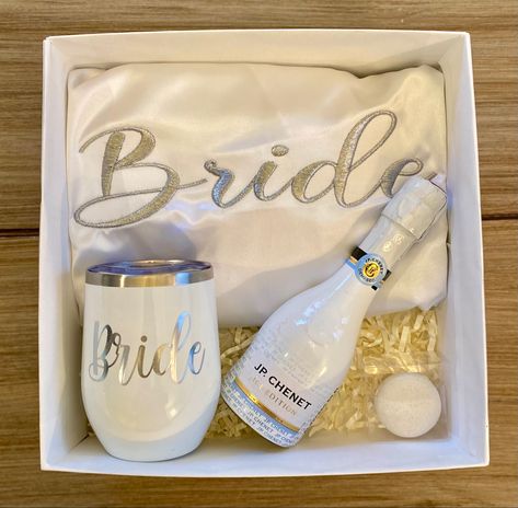 A beautiful gift for the beautiful bride! Writing Wattpad, Bridal Gift Baskets, Bridal Basket, Wedding Gift Hampers, Bridesmaids Proposal, Brides Basket, Bridal Boxes, Pamper Hamper, Shower Diy