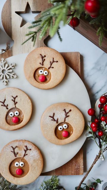 Chloe 🌸 Food & Easy Recipes on Instagram: "REINDEER CHRISTMAS BISCOFF BISCUITS 🎄🎅🏼🎅🏼🎄🎄 We are just so excited for Christmas I can’t help myself! But how cute are they?!! 🥹🥹 Little Rudolph’s 😍😍 My favourite biscuit recipe that never lets me down 👇🏻 *Makes 12 biscuit sandwiches 200g softened butter 200g golden caster sugar 1 British lion egg 1 tsp vanilla extract 400g plain flour Biscoff spread Chocolate pen Icing eyes Smarties Mix the butter,sugar,egg & vanilla extract in a bowl. Slowly add in the flour to make dough. Roll out and cut 24 biscuits out. Cut a circle into half with a smaller circle cutter Pop into the oven for 10-12 mins at 180. Let cool and then spread the Biscoff spread onto the full biscuit and place the one with the circle cut out on top. Use melted chocola Christmas Biscuits Ideas, Christmas Iced Biscuits, Christmas Kids Recipes, Christmas Shaped Food, Christmas Biscuits Decorated, Xmas Biscuits, Reindeer Biscuits, Festive Bakes, Christmas Reindeer Cookies