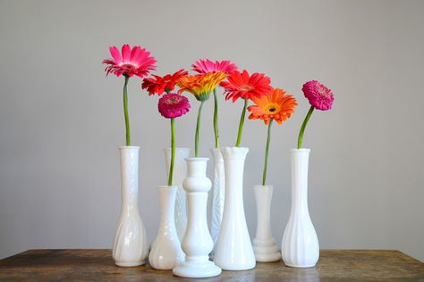 The Vintage Chateau: Marvelous Milk Glass Milk Glass Display, Milk Glass Centerpiece, Milk Glass Decor, Milk Glass Vases, Milk Glass Collection, Diy Arrangements, Milk Glass Vase, Current Trends, Flower Ideas