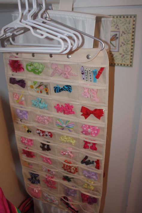 Jewelry organizer for hairbows  #organize #organizing Bow Storage, Bow Organizer, Pretty Headbands, Accessories Organizer, Organizing Hair Accessories, Roots And Wings, Bow Ideas, Necklace Storage, Jewelry Organizers