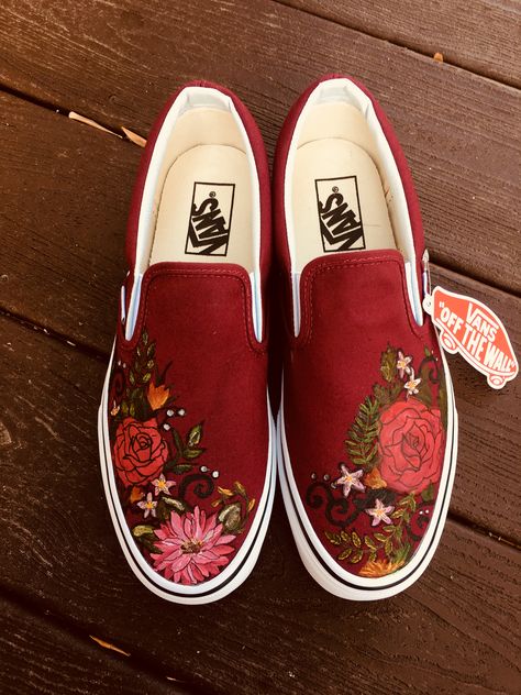 Simple Floral design painted on slip on Vans. Floral Painted Shoes, Embroidered Vans Slip On, Interesting Sneakers, Painted Vans Ideas, Shoe Painting Ideas Vans, Vans Painted Shoes Ideas, Vans Ideas, Unique Vans, Custom Vans Shoes