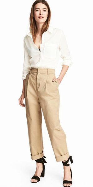 Tan chinos | HOWTOWEAR Fashion Chino Pants Women Outfit Casual, Chino Pants Women Outfit, Pants Women Outfit, Chinos Women Outfit, Casual Office Fashion, Casual Chique Stijl, Chino Pants Women, Tan Chinos, Style D�ésinvolte Chic