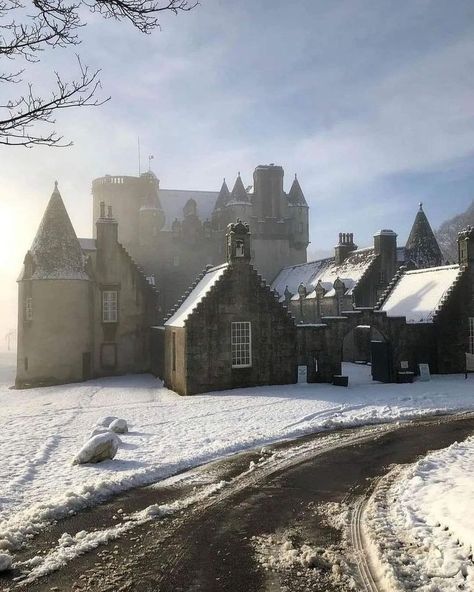 Dark Academia Travel, Aesthetic Scotland, Books Dark Academia, Castle Fraser, Mystic Places, Places To Visit In Scotland, Ancient Houses, City Sketch, Scotland Forever