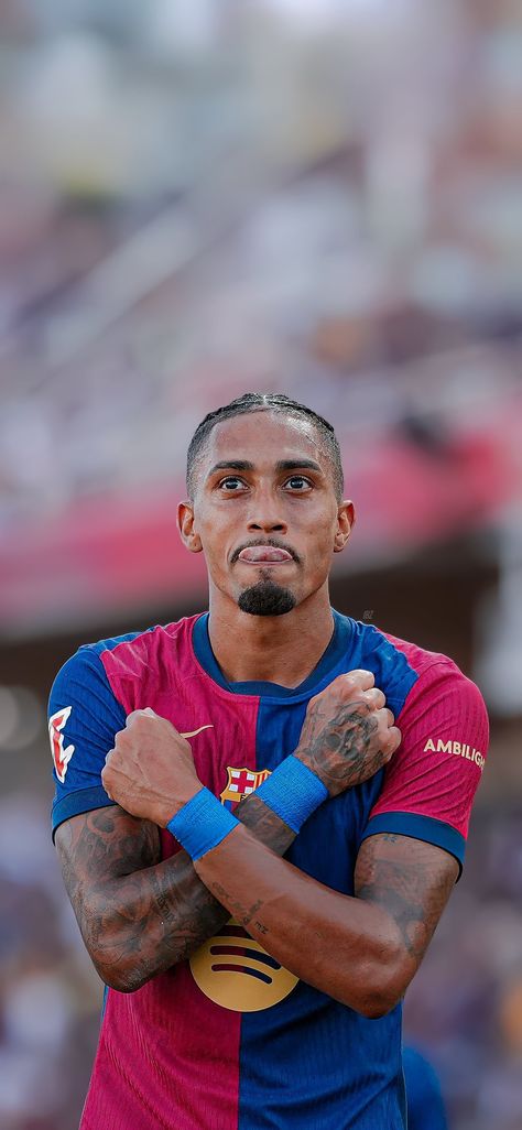 Barcelona Players Wallpaper, Raphinha Wallpaper, Raphinha Barcelona, Fc Barcelona Players, Ronaldo Pictures, Memphis Depay, Barcelona Team, Barcelona Players, Soccer Boyfriend