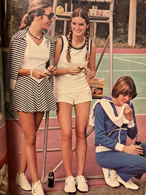 Early 80s Fashion, 70s Sportswear, 1977 Fashion, 60s Outfits, Just Seventeen, J Crew Outfits, Look 80s, Outfits Sporty, 60s And 70s Fashion