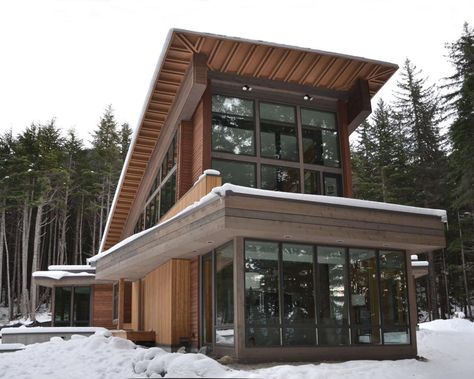 With sharp, angular lines and soaring windows, this Alaskan vacation home is no ordinary cabin. The house's modern design allows for gorgeous views, making it an ideal destination for relaxation. House In The Snow, Alaskan Homes, Alaska House, Sleek Fireplace, Glass Shower Wall, Modern Lodge, Cabin Living Room, Modern White Bathroom, Homes Exterior