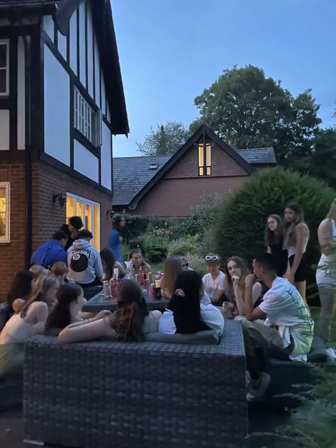 Hangout Friends Aesthetic, Go Out With Friends Aesthetic, Summer Parties Aesthetic, Summer House Party Aesthetic, Uk Party Aesthetic, Outside Party Aesthetic, Uk House Party, Summer Party Vibes, Outdoor Party Aesthetic