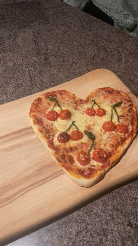 Cherry Pizza, Cooking Decor, Heart Pizza, Cute Pizza, Pizza Design, Pizza Night, Pizza Party, Pretty Food, Dream Job