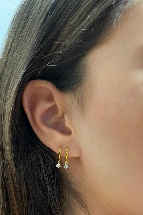 Small Earrings Gold, Minimalist Earrings Gold, Gold Earrings Models, Jewelry Ornaments, Piercing Inspo, Fancy Jewellery Designs, Indian Jewellery Design Earrings, Bangles Jewelry Designs, Gold Jewelry Simple