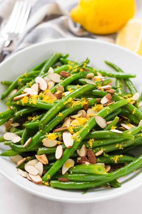 Lemon Green Beans! These lemony green beans made the perfect side for any meal. It's very simple and easy to make, and it's bright and citrusy. Beans And Broccoli, Thanksgiving Menu Planning, French Green Beans, Lemon Green Beans, Green Bean Salads, Holiday Side Dishes, Broccoli Recipes, Bean Salad, Thanksgiving Menu