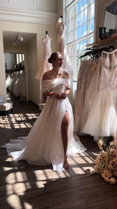 High Waist Wedding Dress, Waist Wedding Dress, Curvy Wedding, Plain Wedding Dress, Wedding Dress White, Dress Gallery, Dream Wedding Ideas Dresses, Wedding Dress Accessories, Maid Dress