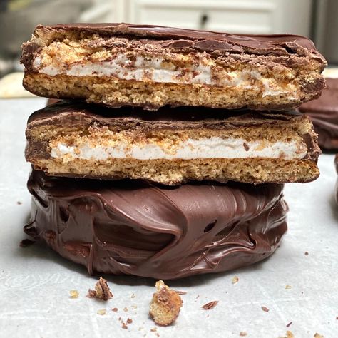 Copycat Moon Pies Graham Crackers Recipe, Chocolate Covered Graham Crackers, Marshmallow Filling, Graham Cracker Recipes, Palette Furniture, Moon Pie, Graham Cracker Cookies, Crackers Recipe, Moon Pies