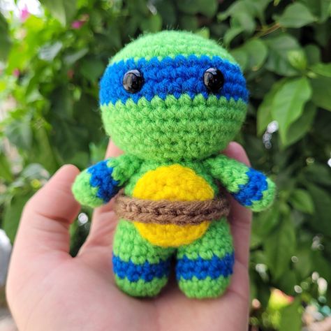 Embark on your crochet journey with our beginner-friendly amigurumi patterns! Simple, fun, and oh-so-adorable. Let's get crafting! 🧶🐰 Crocheted Ninja Turtles, Ninja Turtle Amigurumi, Ninja Turtle Crochet Pattern, Cartoon Crochet Patterns, Crochet Cartoon Characters, Tmnt Crochet, Ninja Turtles Crochet, Ninja Turtle Crochet, Cartoon Amigurumi