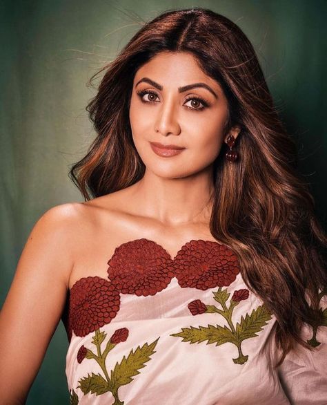 T. Edit | Shilpa Shetty keeps her saree game strong with this printed number🤎 @theshilpashetty #ShilpaShetty #Style #TEdit | Instagram Shilpa Shetty Saree, Shilpa Shetty Photo, Pics In Saree, Deepika Padukone Latest, Edit On Instagram, Shilpa Shetty, Aamir Khan, Old Is Gold, Kiara Advani