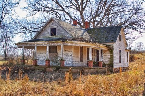 Abandoned farmhouse in Stone County, Missouri (Robert McCormick) Climb A Mountain, Old Abandoned Buildings, Old Abandoned Houses, Eternal Youth, Abandoned Mansions, Old Farm Houses, John Muir, Old Farmhouse, Architecture Old