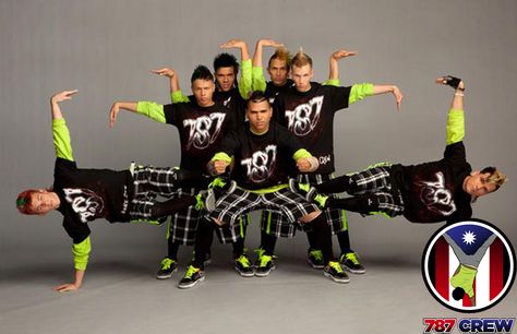 787 crew Hip Hop Group Poses, Dance Team Photography, Front Pose, Dance Central, Group Picture Poses, Dance Crew, Dance Group, Team Photography, Dance Images