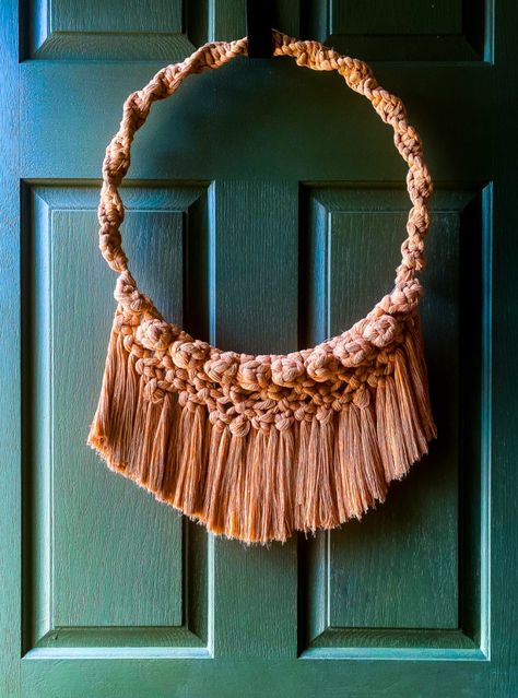 What a wonderful fall macrame wreath. Pretty in color and design. Learn how to make it with a video tutorial. #macrame #macramewreath #macramecreation Macrame Pumpkin, Macrame Things, Macrame Wreath, Mommy Diy, Chinoiserie Pumpkins, Macrame Garland, Macrame Mandala, Glitter Pumpkins, Work Diy