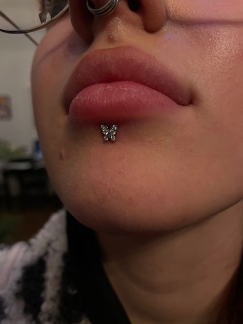 Butterfly Medusa Piercing, Labret Jewelry Ideas, Small Labret Piercing, Cute Labret Jewelry, Cute Labret Piercing, Cute Lip Piercing Jewelry, Medusa And Labret Piercing, Labret Piercing Aesthetic, Central Labret Piercing