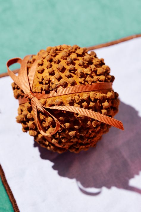 Make your own orange pomanders at home with a handful of simple ingredients. Oranges and spices are all you need for this classic holiday craft. Orange Pomanders, Pomander Balls, Orange Clove, Holiday Craft, Orange Spice, Classic Holiday, Simple Ingredient, Holiday Crafts, Make Your Own