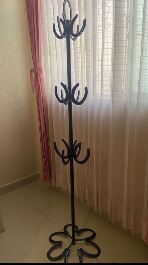 Welding Art Horseshoes, Diy Horse Shoe Decor, Welded Horseshoe Projects, Horseshoe Ideas Welding Projects, Horseshoe Coat Rack, Small Welding Projects To Sell, Diy Horseshoe Crafts Projects, Welding Projects Decor, Horse Shoe Welding