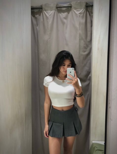 Nodress Grey Skirt, Grey Pleated Skirt Outfit Summer, Zara Mini Skirt Outfit, Zara Grey Skirt, Mini Skirt With Tshirt, Gray Skirt Outfit Summer, Gray Mini Skirt Outfit, Gray Pleated Skirt Outfit, Kdrama Clothing