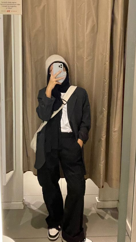 REPOST WITH CREDIT! Ootd Boyish Hijab, Black Cargo Pants Outfit Hijab, Downtown Girl Hijab, Kuliah Outfit Hijab, Black Outfit Hijab, Boyish Outfit, Kuliah Outfit, Hijab Swag, Ootd Swag