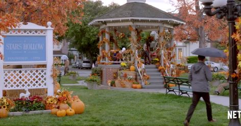 Town of Stars Hollow Stars Hollow Wallpaper, Gilmore Girls Stars Hollow, Library Wallpaper, Gilmore Girls Seasons, Gilmore Girls Fan, Gilmore Girl, Lorelai Gilmore, Stars Hollow, Fall Inspo