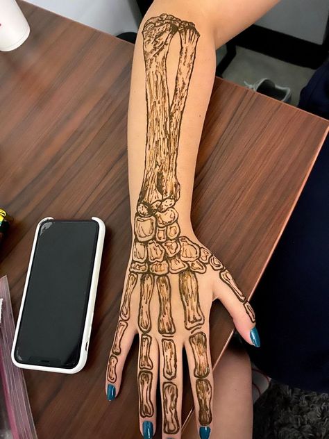 Cool Henna Tattoos Arm, Arm Bones Tattoo, Arm Bone Tattoo Sleeve, Skeleton Arm Sleeve Tattoo, Henna Bone Hand, Henna Tattoo Designs Anime, Creepy Henna Designs, Hand And Arm Doodles, Skeleton Arm Drawing On Arm