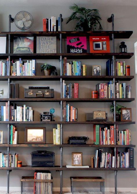 Diy Industrial Bookshelf, Diy Industrial Shelves, Industrial Diy Decoration Ideas, Home Library Diy, Home Library Office, Diy Industrial Home Decor, Industrial Shelf Diy, Regal Industrial, Diy Pipe Shelves