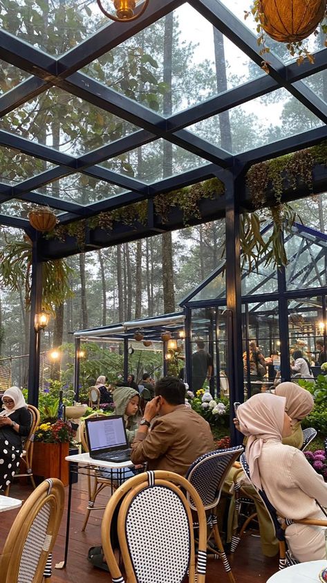 Cafe view Green House Cafe Coffee Shop, Glass Cafe Design, Forest Cafe Design, Roof Top Cafe Design, Cafe Building Design, Garden Cafe Design Outdoor Coffee Shop, Modern Cafe Exterior, Garden Cafe Ideas, Open Cafe Outdoor Design