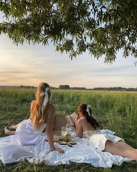 Picnic Photo Shoot, Picnic Pictures, Picnic Photography, Picnic Inspiration, Pose Fotografi, 사진 촬영 포즈, Spring Aesthetic, A Picnic, White Dresses