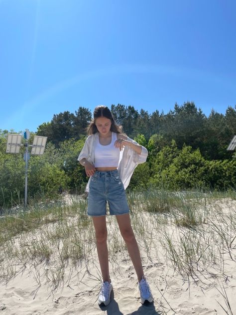 Boyfriend Denim Shorts Outfit, Summer Outfits Long Shorts, Outfits For Japan Summer, Japan Fits Summer, Asia Summer Outfit, Carpenter Shorts Outfit, Mid Length Shorts Outfits, Long Short Outfits, Long Shorts Outfits Aesthetic