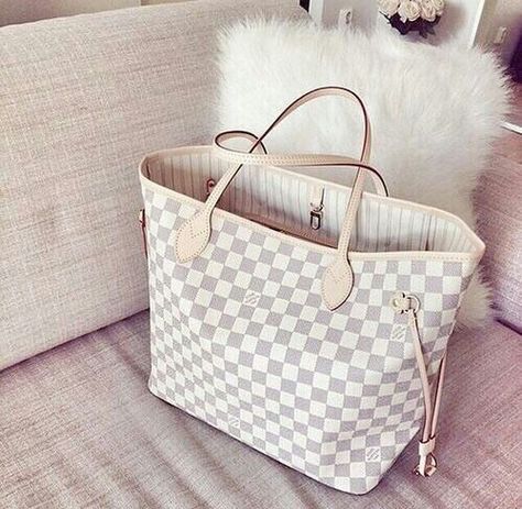 This bag is everything. Tas Louis Vuitton, Sac Louis Vuitton, Jon Bellion, Rich Clothes, Handbags Black, Cheap Michael Kors, Lv Bags, Michael Kors Outlet, Handbags Designer