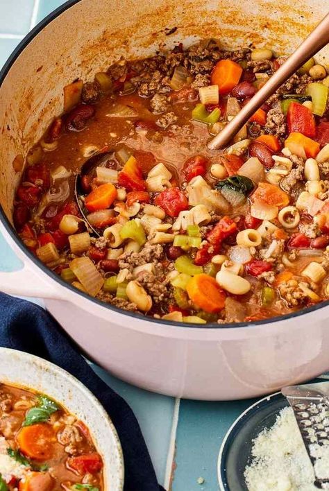 This simple pasta e fagioli recipe is one of Ina Garten’s best dinner recipes. You’re going to want to make a batch of this comforting soup this winter. Copycat Olive Garden Pasta, Cozy Pasta, Beef Recipes Easy Dinners, Olive Garden Pasta, Garden Pasta, Beef Pasta Recipes, College Kitchen, Copycat Olive Garden, Pasta E Fagioli Soup