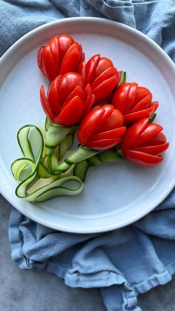 Fruit Sauces, Tomato And Cucumber, Amazing Food Art, Tulip Bouquet, Easy Snack Recipes, Balsamic Glaze, Reduce Food Waste, Tomato Salad, Grape Tomatoes