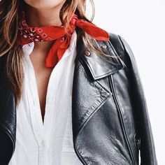 Bandana Outfit, Mode Tips, Bandana Styles, Blazer Outfit, Red Scarf, Red Bandana, Piercing Tattoo, Black Leather Jacket, Inspiration Mode