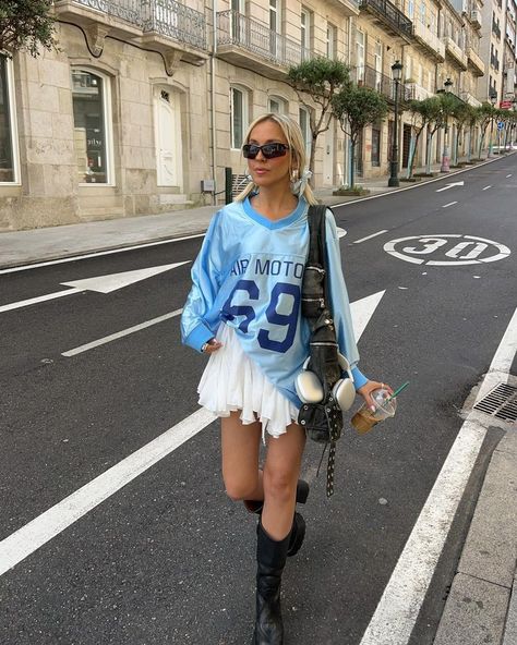 White Ruffle Mini Skirt, Sofia Coelho, Football Jersey Outfit, Jersey Outfit, School Looks, Looks Street Style, Street Style Summer, Summer 24, Looks Style