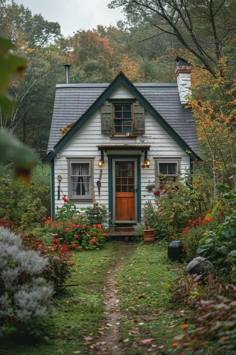 Cabins And Cottages In The Woods, Cute Cottage Exterior, Cottage Style Tiny House, White Cottage Exterior, Small Country Cottage, Cottage Airbnb, Cozy Reading Chair, Minimalist Cottagecore, Cottage Tiny House