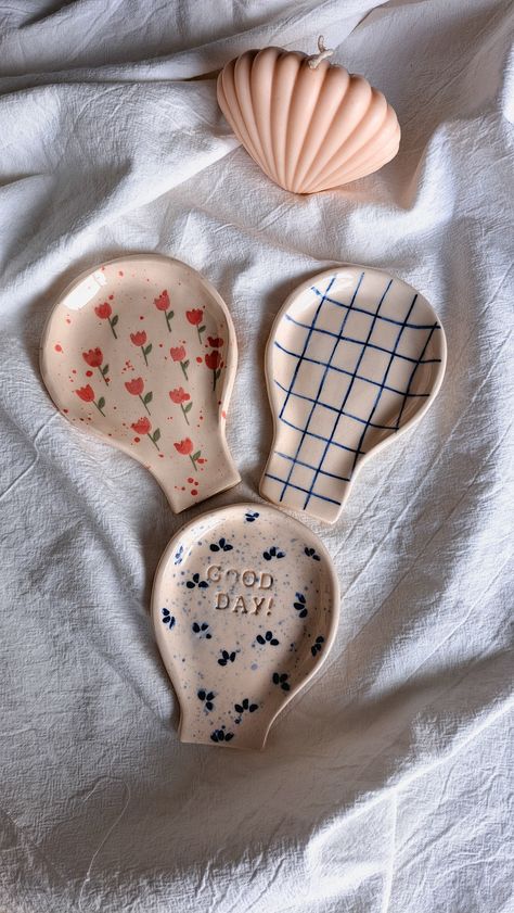 Oven Bake Clay Gift Ideas, Ceramic Spoon Holder, Clay Spoon Holder, Spoon Holder Ideas, Spoon Holder Ceramic, Spoon Holders, Ideas Ceramica, Aesthetic Writing, Diy Pottery Painting