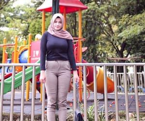 RuiRui~ (@Yorrrrrr) on We Heart It Punk Female Character Design, Indonesian Girls, Muslim Women Hijab, Beautiful Muslim Women, Hijab Chic, Arab Women, Muslim Girls, Beautiful Hijab, Photography Women