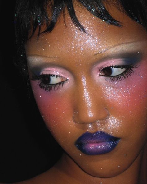 Maximalist Eye Makeup, Hyperpop Makeup, Maximalist Makeup Looks, Colorful Alt Makeup, New Wave Makeup 80s, Maximalism Makeup, Shiny Makeup Look, Club Kid Makeup, Weird Makeup Looks