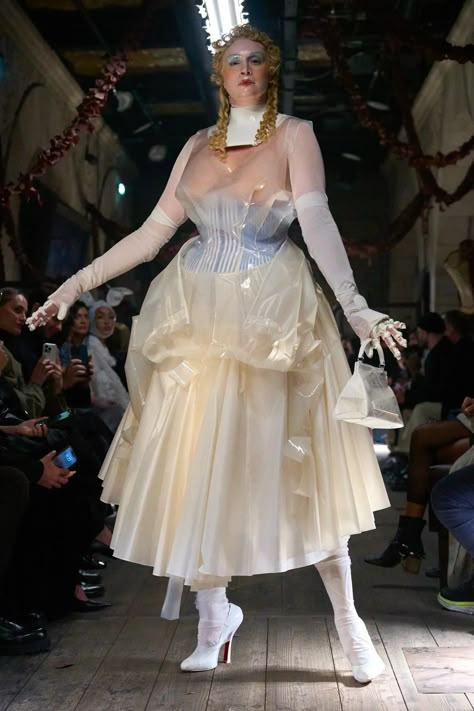 Maison Margiela Artisanal: The key takeaways from the Haute Couture Spring/Summer 2024 | Vogue France Margiela Couture 2024, Anti Fashion 90s, Gwendoline Christie Margiela, Maison Margiela Fashion, Maison Margiela Runway, Issey Miyake Runway, 19th Century Corset, Iconic Fashion Moments, Avant Garde Outfit