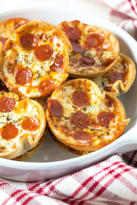 These 5-ingredient mini cupcake pizzas are an easy appetizer or dinner ready in just 20 minutes! Superbowl Snacks For Kids, Super Bowl Party Snacks, Super Bowl Snack Recipes, Pizza Tortilla, Pizza Mini, Pizza Cupcakes, Flat Breads, Tortilla Pizza, Mini Bites