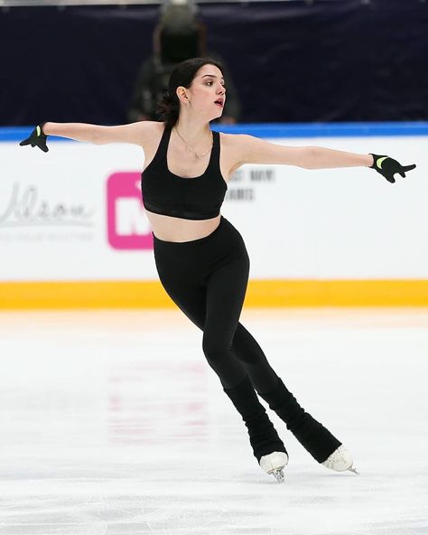 Zhenya Medvedeva, Skater Poses, Skater Life, Hockey Girlfriend, Figure Ice Skates, Evgenia Medvedeva, Ice Skating Outfit, Skating Aesthetic, People Figures