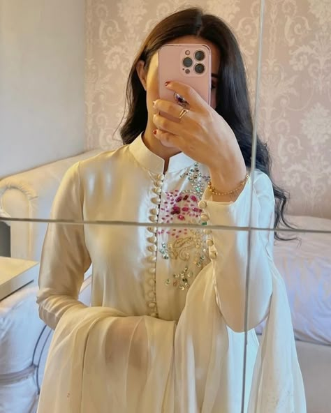 Pakistani Silk Suits, Silk Dresses Pakistani, Organza Styles, Easy Clothing, Dress Patterns Diy, Trendy Outfits Indian, Silk Shirts, Latest Dress Design, Gowns Dresses Elegant