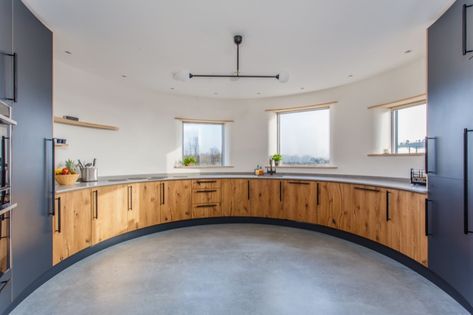 The minute I talked with the client, I knew we could and wanted to execute this curved oak kitchen. The kitchen was to go into a new build modern Oast house in Kent. All the doors, cabinets and work surface had to be curved to the same shape as the interior walls. Center Kitchen Design, Fenix Kitchen, Curved Kitchen Cabinets, Kitchen Design Cabinets, Grain Bin House, Round House Plans, Curved Kitchen, Kitchen Built In, Bespoke Kitchen Design