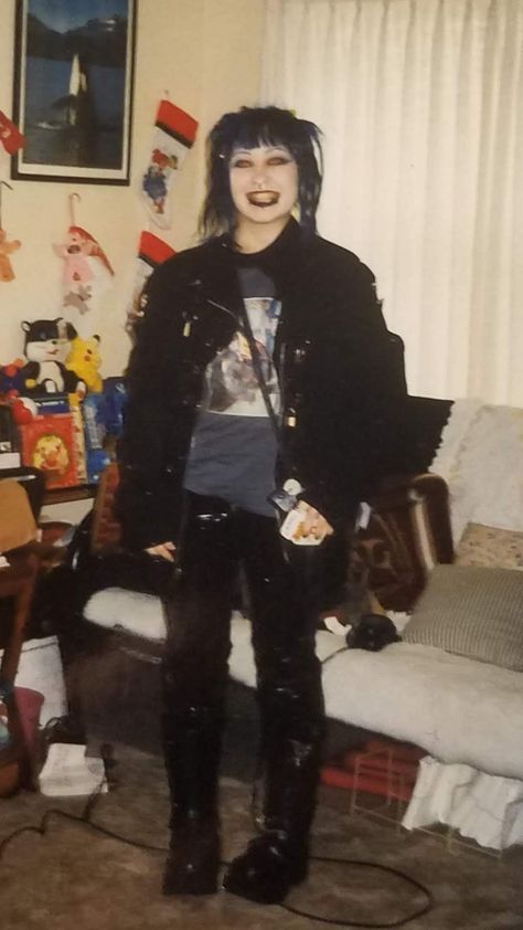 This is around 2003 90s Dark Fashion, Vampirefreaks 2000s, Mall Goth 90s, Punk Goth Outfits 2000s, Early 2000s Goth, 90s Goth Outfits, Grunge Mall Goth, 90s Emo, 90s Mall Goth Hairstyles